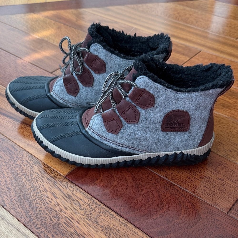 Sorel Out N About boots size 9.5